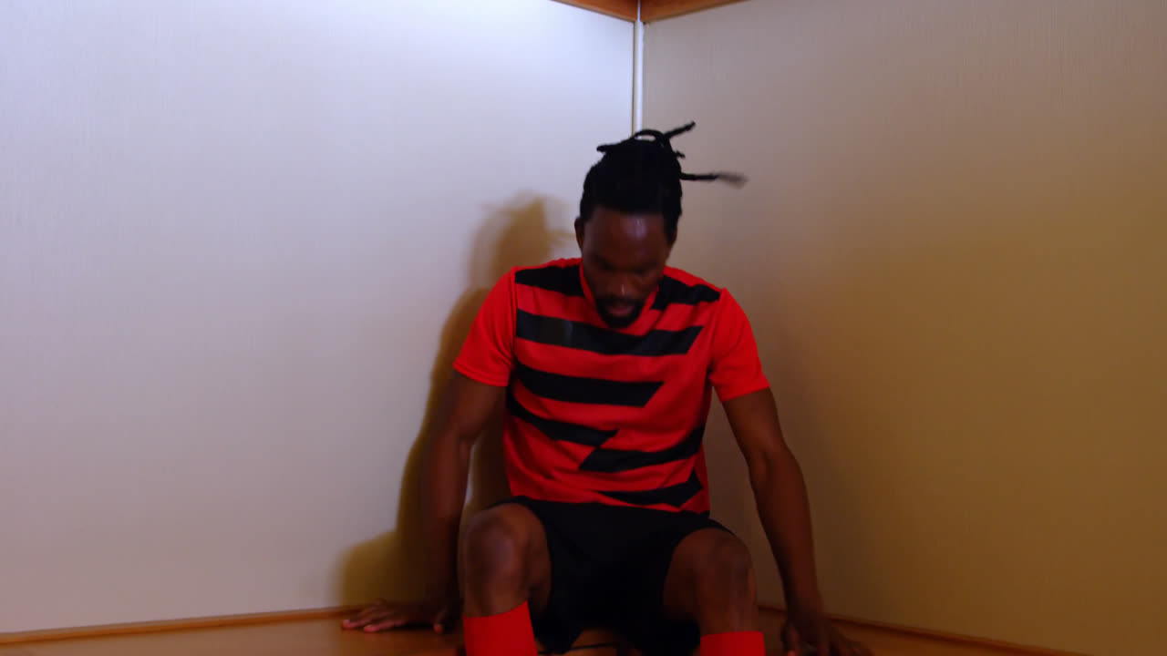Atleta inquieto no vestiário 4K