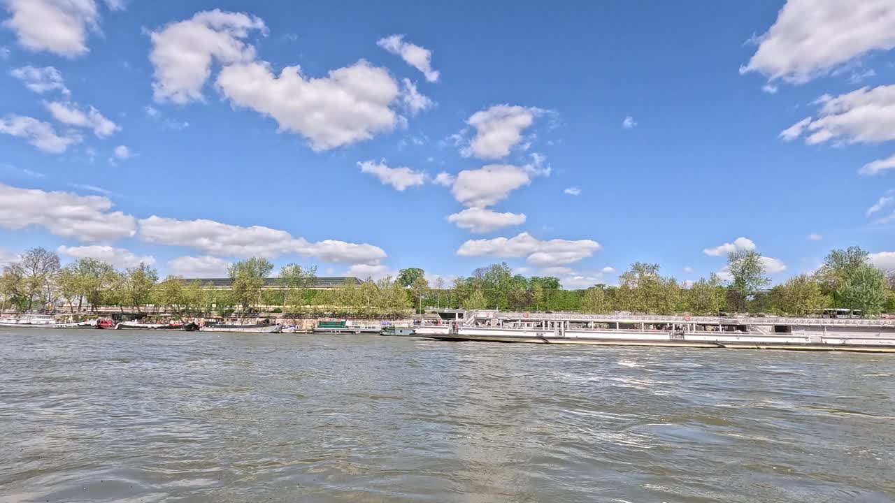 평화로운 강 위의 구름의 타임스
