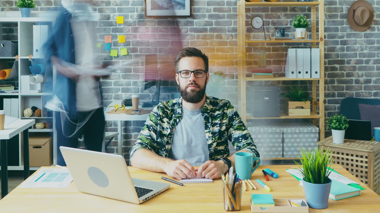 empresario que trabaja en una oficina