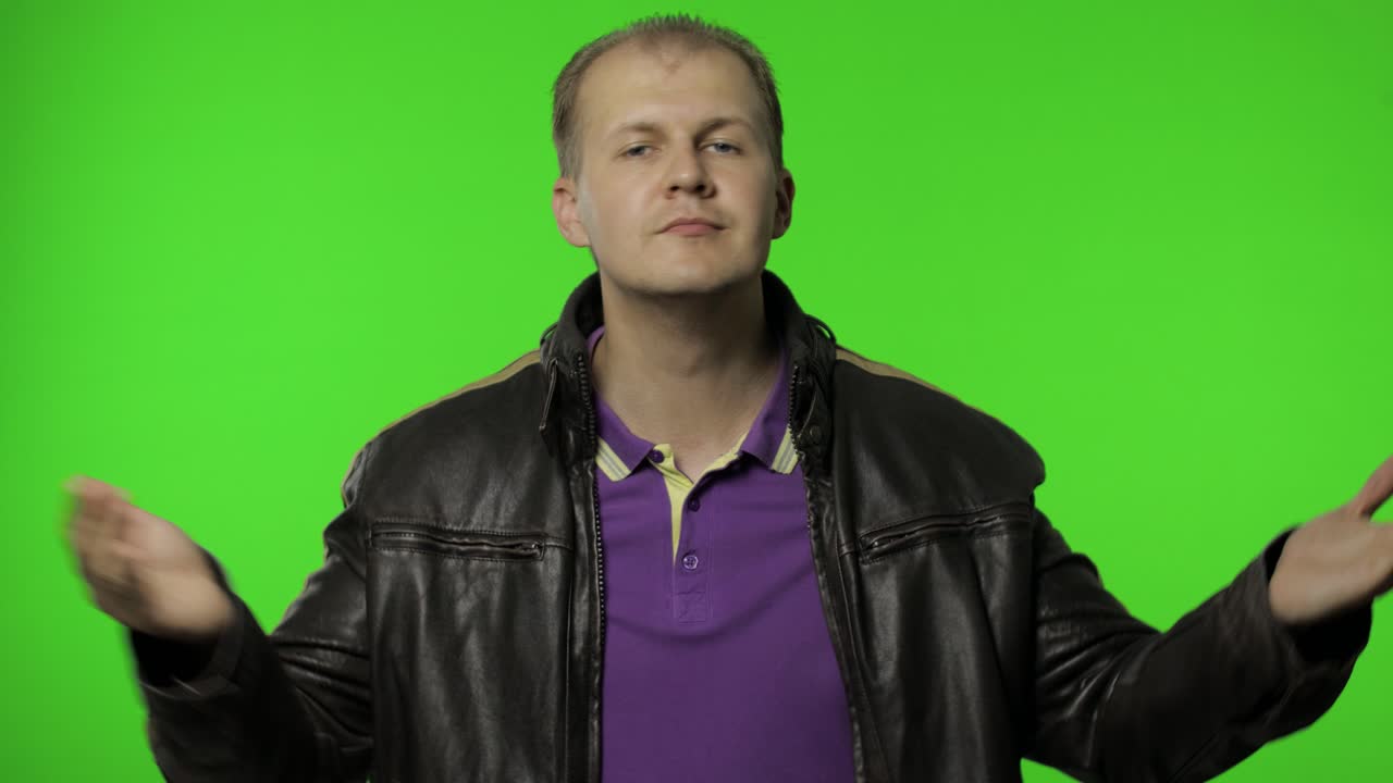 """공개심의 록맨, 공중에서 날아다니는 키스를 보내고, 모든 사람에게 사랑을 나누고, 긍정적인 감정을 공유하고, 미소 짓고."""