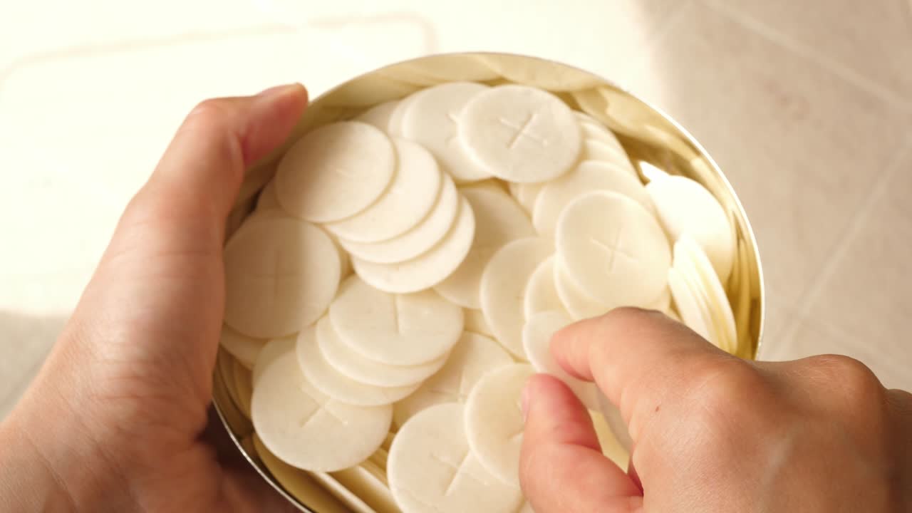 성찬 잔 으로 가득 찬 잔 잔