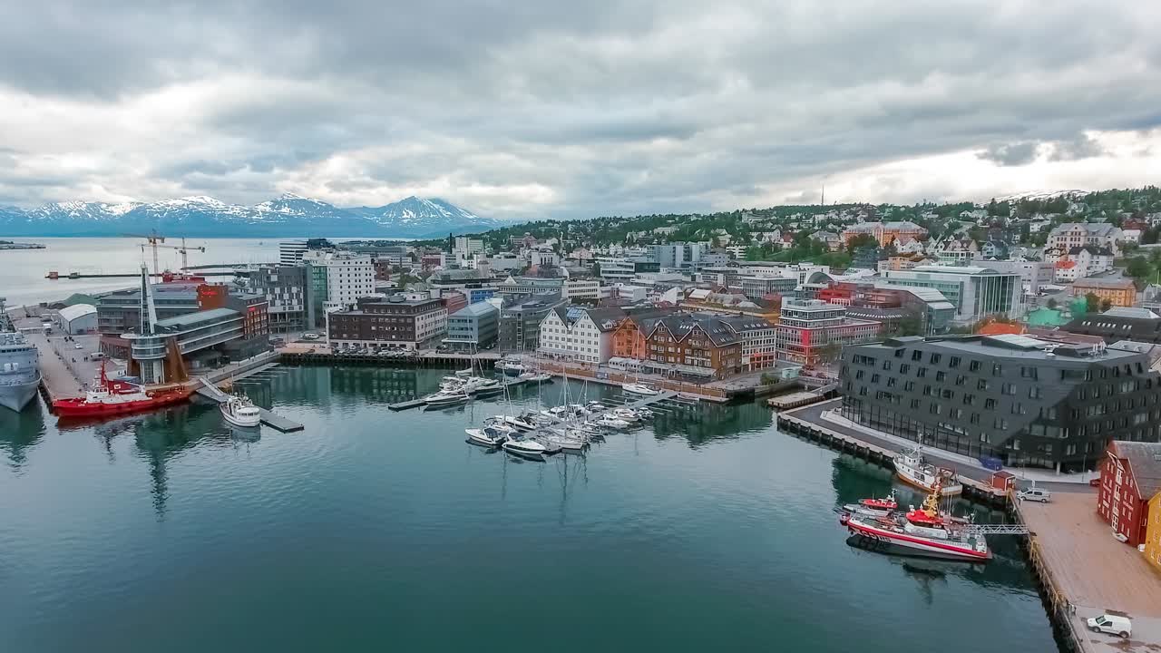 vista de un puerto deportivo en tromsø, al norte de noruega