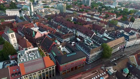 4k-Drohne-Footage-shot-near-the-Cathedral-in,-Fraiburg-im-Breisgau,-Germany-at-Sunrise