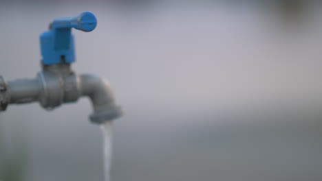 Außenhahn-Mit-Fließendem-Wasser