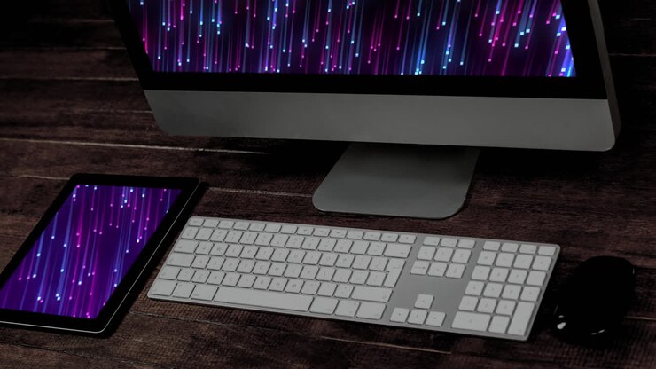 Animazione di dispositivi tecnologici con scie luminose sullo schermo su scrivania