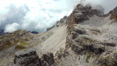 Cresta-De-Alta-Montaña,-Terreno-Accidentado-De-Dolomitas-Y-Enormes-Nubes-Blancas