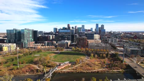 Drohnenflug-In-Richtung-Eines-Parks-In-Der-Innenstadt-Von-Denver,-Colorado,-USA