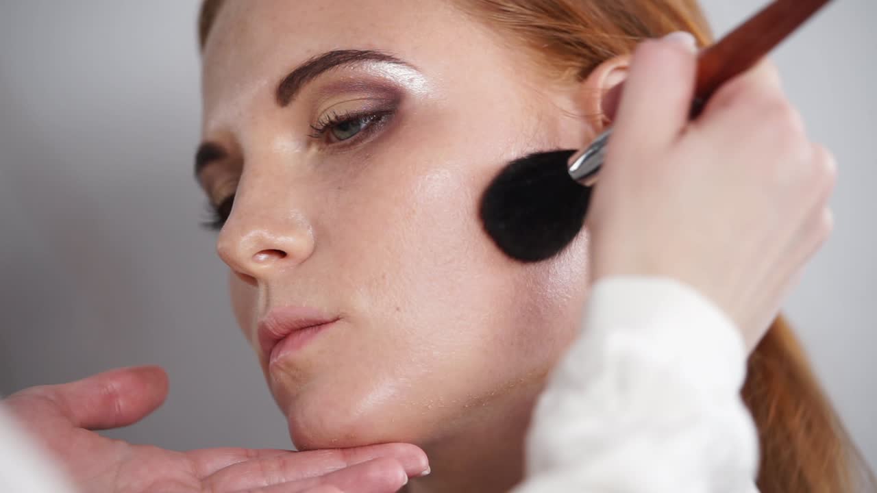 mujer aplicando maquillaje