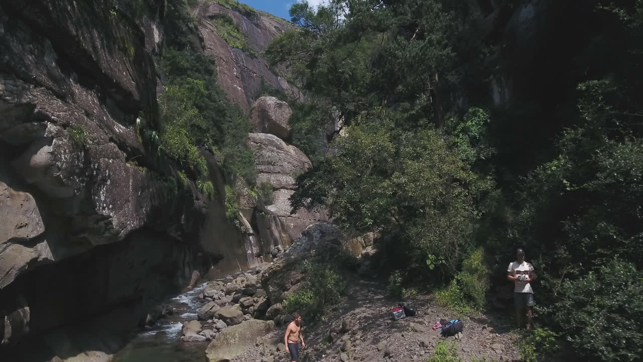 antena río arriba en el paisaje de sudáfrica
