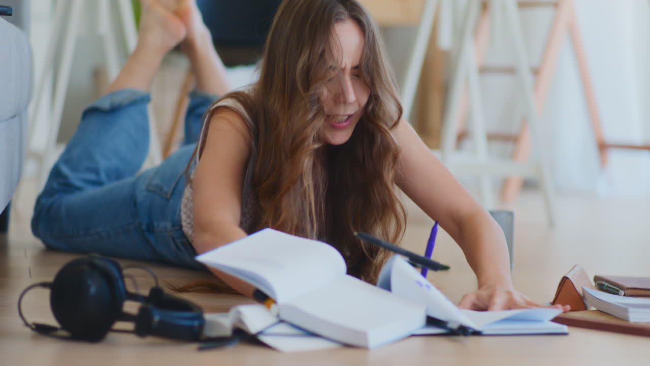 mujer nerviosa y enojada lanzando libros