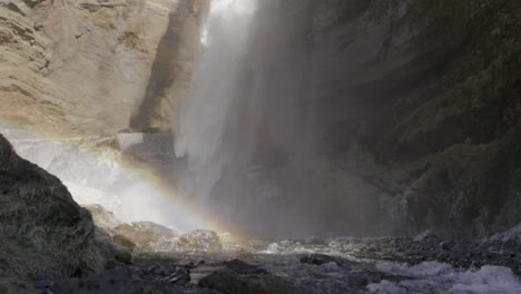 Regenbogen-Vor-Einem-Wasserfall-In-Island-Zeitlupe