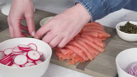 베이글 브런치 보드 (bagel brunch board) 는 흡연된 연어와 신선한 채소로 구성됩니다.