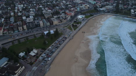 disparos de drones a lo largo de la playa de bondi con olas rompiendo y playa clara