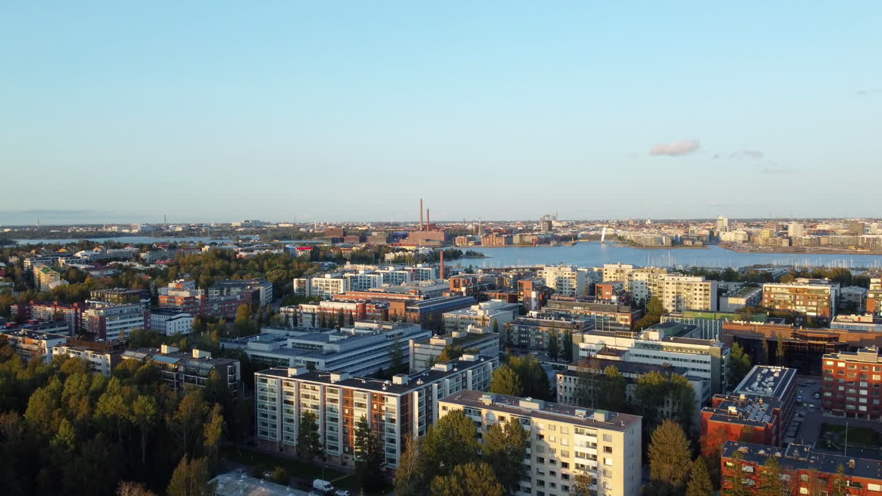 paisaje de la ciudad al atardecer, vista aérea de la isla de lauttasaari, en una soleada noche de verano