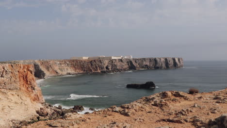 Blick-Von-Den-Klippen-Auf-Die-Festung-Sagres