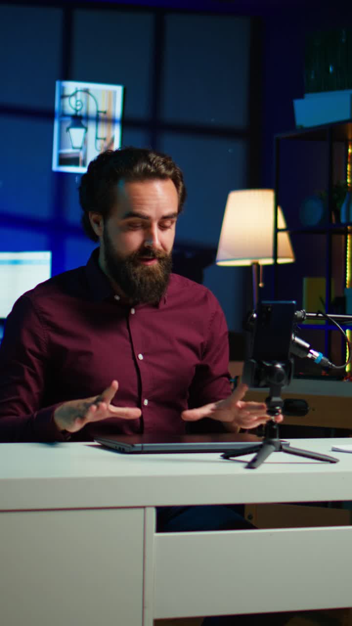 Video verticale. Esperto di tecnologia valuta le prestazioni di un laptop e parla dei componenti