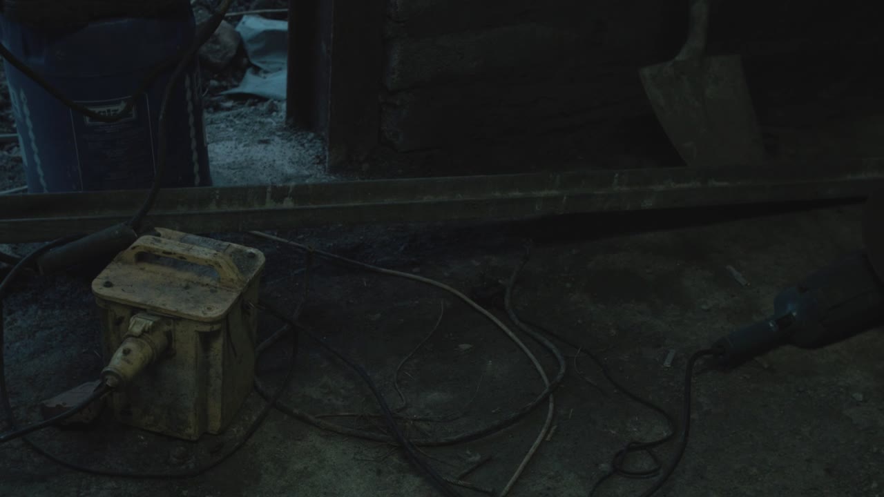 용접이 닫히고 아래로 기울어져 차고 바닥에 착륙하는 스파크