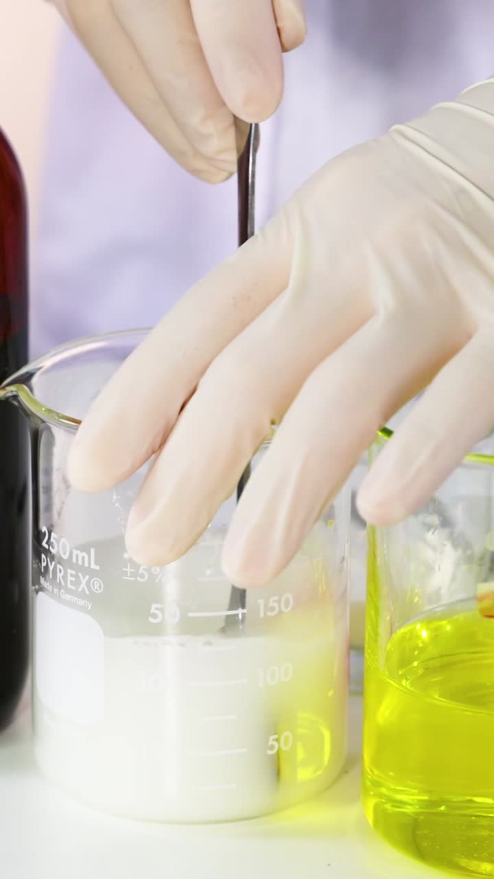 요오드와 비타민 c와 함께 화학 반응의 시연