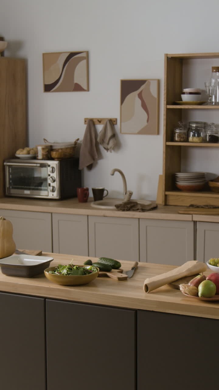 Scena di una cucina con frutta e verdura sul piano di lavoro