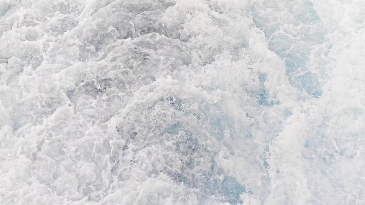洋上での航海中に打ち寄せる波