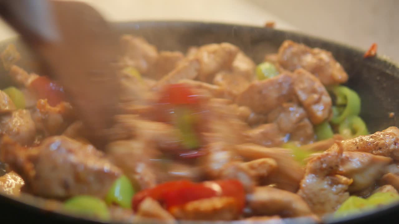 cocción de pollo salteado