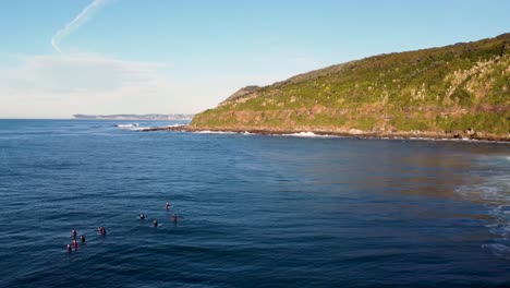 Drohnen-Szenische-Luftaufnahme-Von-Surfern,-Die-In-Aufstellung-Auf-Der-Zentralen-Küste-Des-Klaren-Riffs,-NSW,-Australien,-Warten-3840x2160-4k