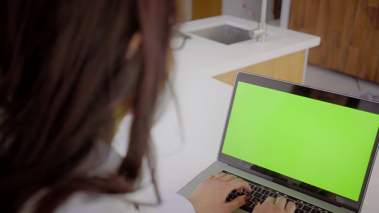 mujer árabe en el interior del hogar con tecnología redes sociales móvil feliz relajado