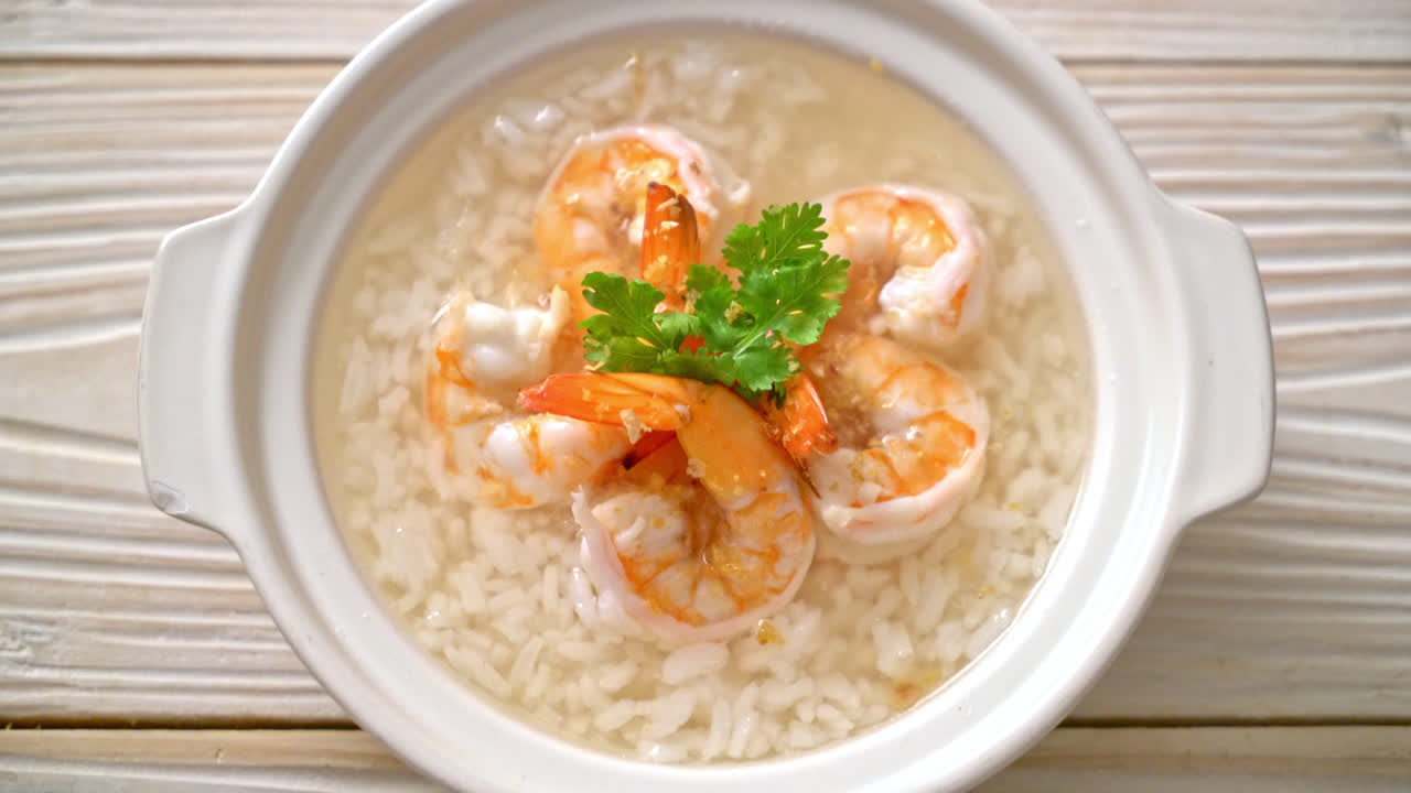새우 덮밥 죽 또는 삶은 밥 수프
