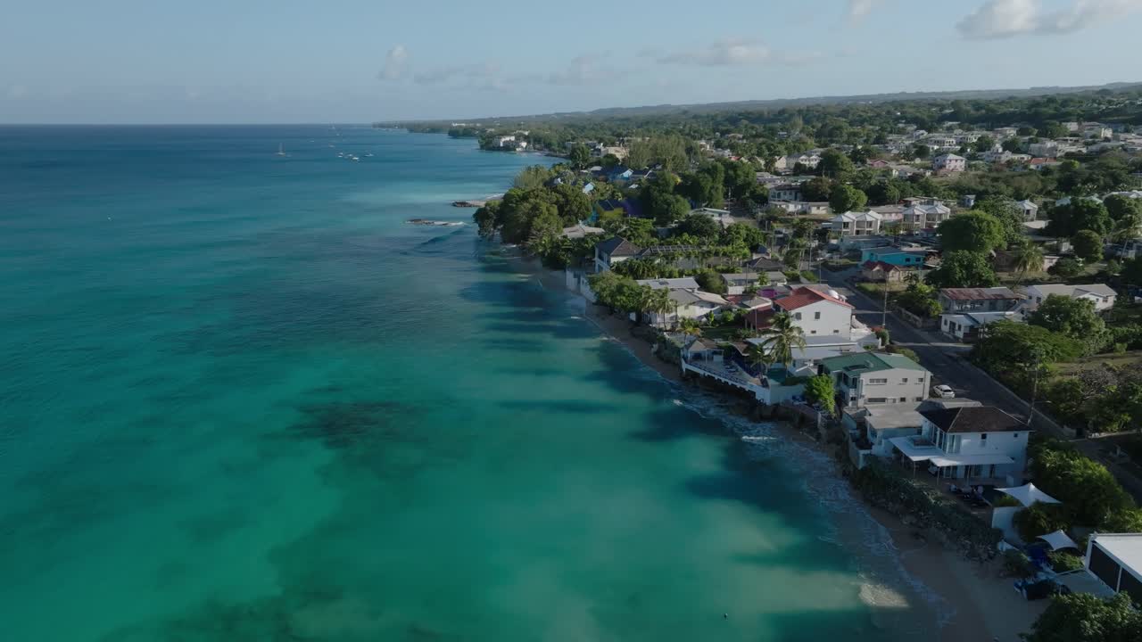 Metraje de dron de la costa oeste de Barbados, playas de lujo y azul infinito 9.