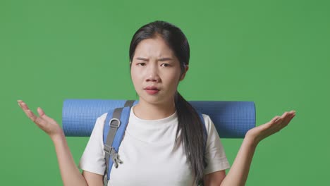 배을 들고 있는 여자 의 모습 은 혼란 스럽다