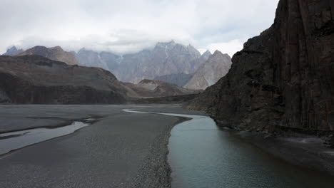 Blick-Auf-Die-Hussaini-hängebrücke-über-Dem-Fluss-Hunza-Mit-Berggipfeln-Im-Hintergrund-Bei-Gojal,-Gilgit-Baltistan,-Pakistan