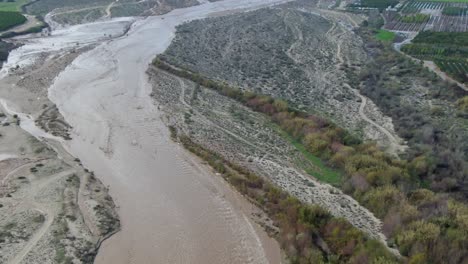 Fluss-Geschwollen-Mit-Hochwasser,-Santa-Clara-Fluss-Nach-Starkem-Regen