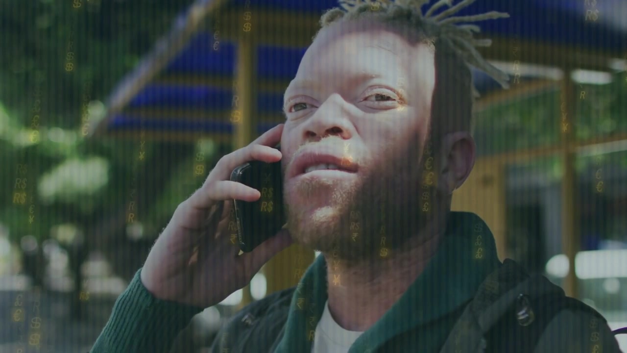 Mann som løfter telefonen til øret og snakker på lekeplassen, med animerte signalikoner som støtter kommunikasjonen.