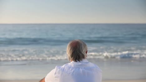 Hombre-Mayor-Mirando-El-Horizonte