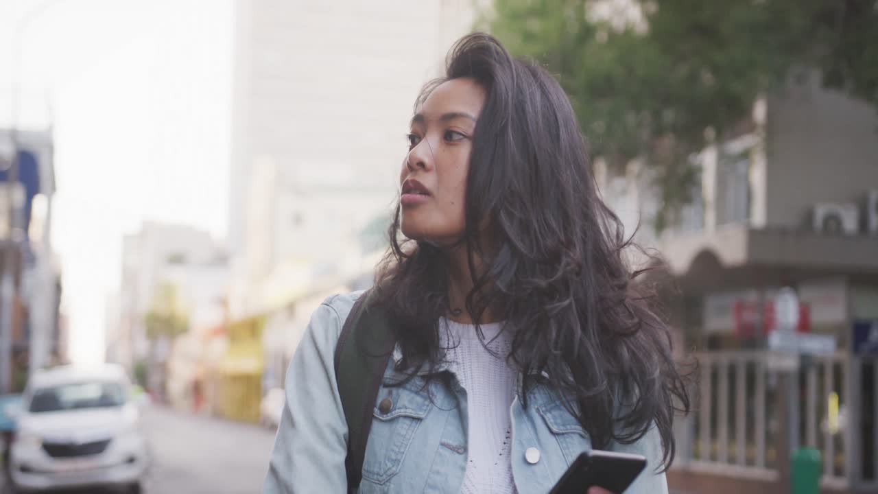 vista frontal de una mujer de raza mixta en la calle
