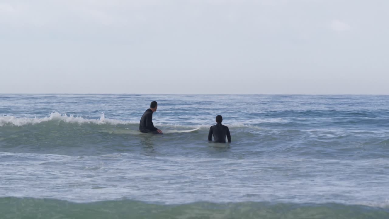아버지 와 젊은 성인 아들 이 함께 야외 활동 을 즐기고 있다