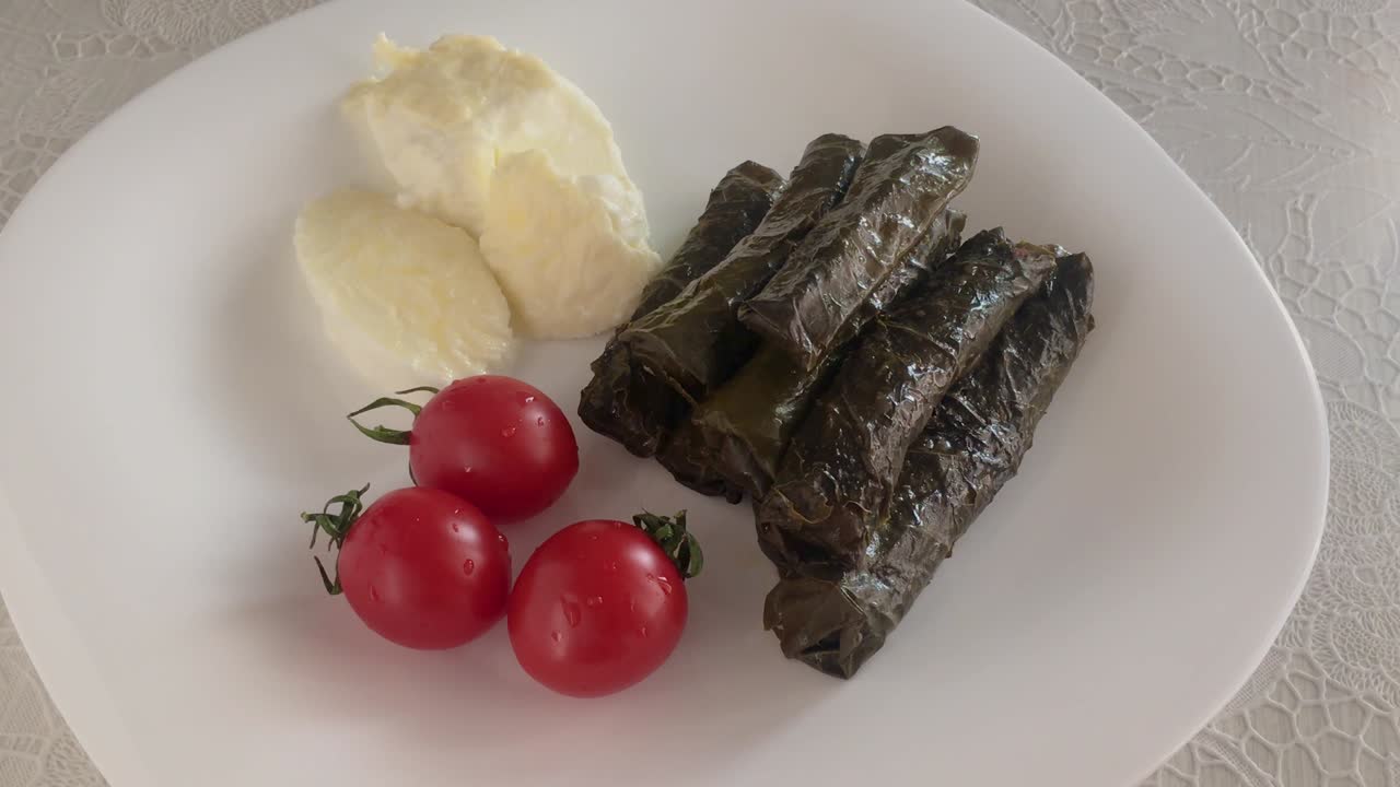 dolma, dolmades nebo dolmadakia