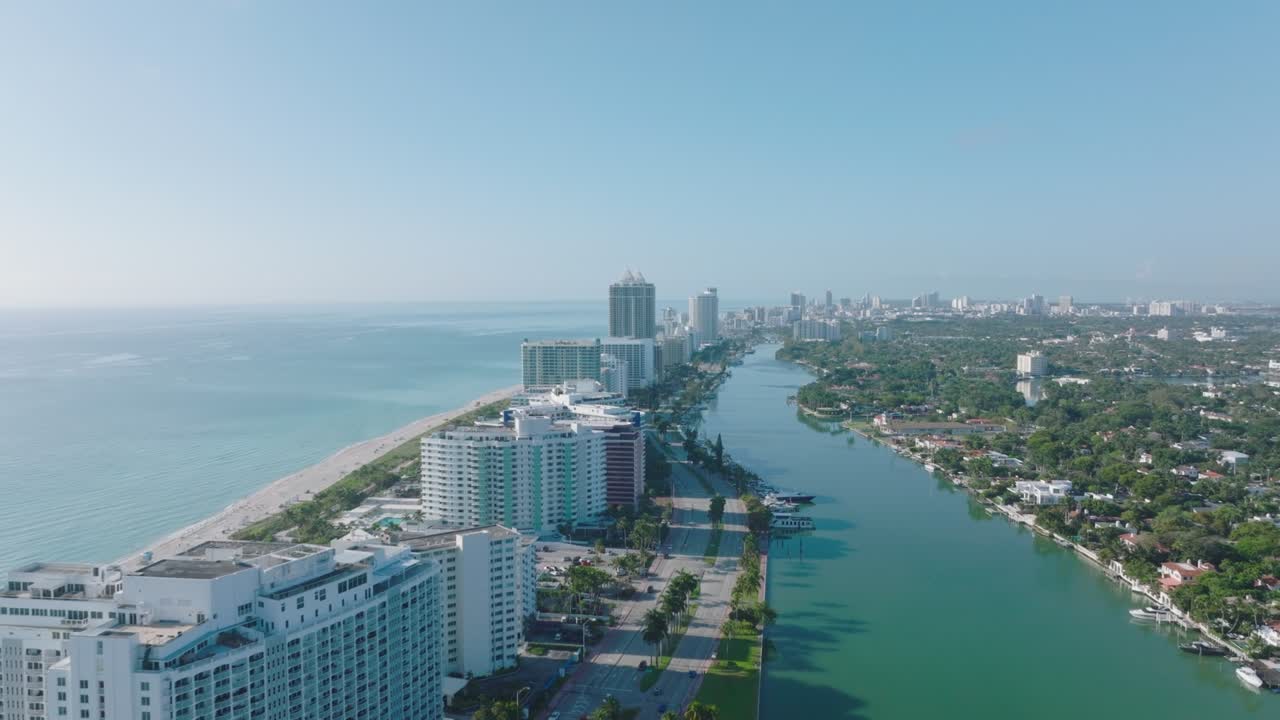 imágenes aéreas de una hilera de edificios modernos de varios pisos en la costa del mar. apartamentos de lujo u hoteles. miami, ee.