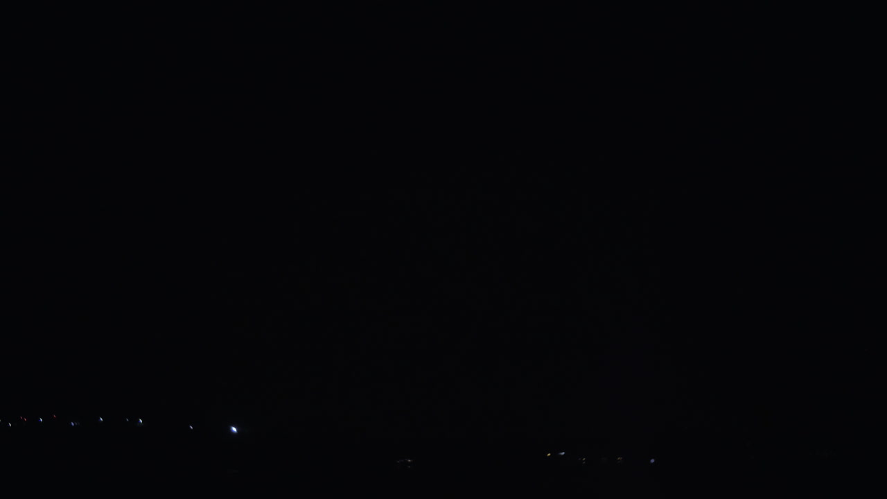 검은 밤 하늘에서 번개 타격