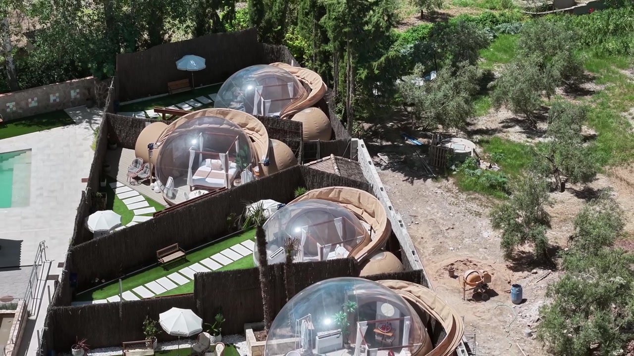 Vista aerea di glamping pod a Cazorla, che offre un'esperienza unica di alloggio di lusso all'aperto