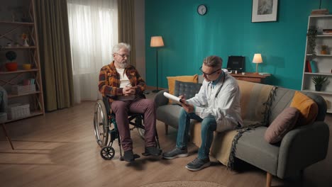 médico visitando a un paciente en silla de ruedas