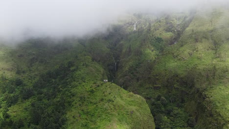 Una-Vieja-Choza-En-La-Cima-De-La-Montaña-Ringgit