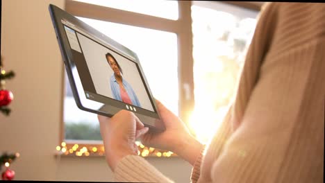 Mujer-Con-Tablet-Pc-Tiene-Videollamada-En-Navidad.-Concepto-De-Navidad,-Tecnología-Y-Vacaciones:-Primer-Plano-De-Una-Mujer-Con-Tablet-Pc-Teniendo-Videollamada-Con-Amigos-En-Casa