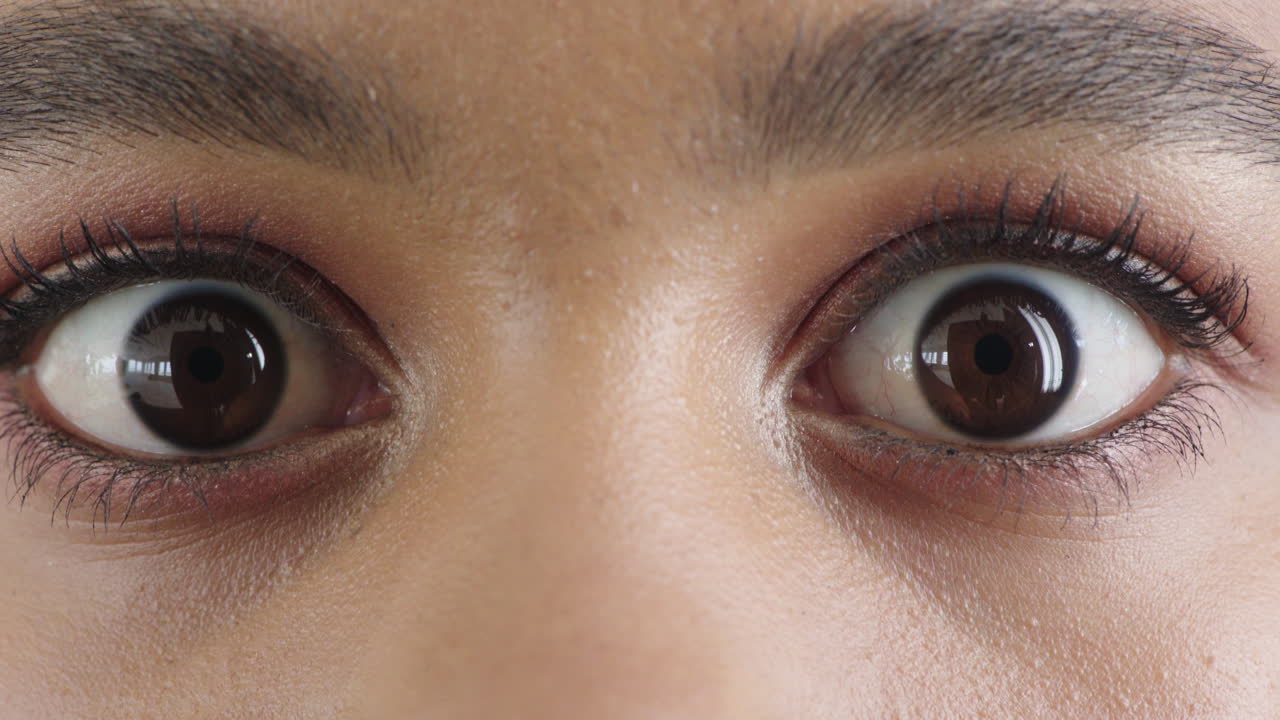 아프리카계 미국인 여성의 눈이 뜨고 화장을 한 모습이 놀랐습니다. 충격을 받은 마스카라 화장품, 여성적인 아름다움