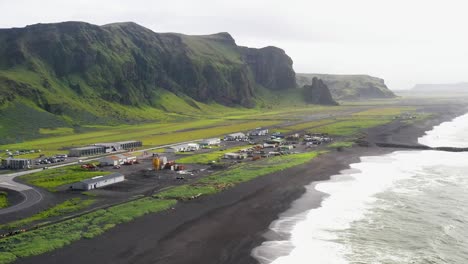 Vik,-El-Horizonte-De-Islandia-Y-El-Video-Del-Dron-De-La-Playa-De-Arena-Negra-Avanzan