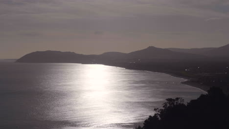 Mar-Tranquilo-Con-Reflejo-De-La-Luz-Del-Sol-Durante-El-Amanecer-En-Irlanda-Del-Sur-Cerca-De-Dublín-En-La-Mañana-Brumosa