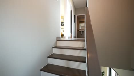 escaleras de madera blancas y marrones, sin gente