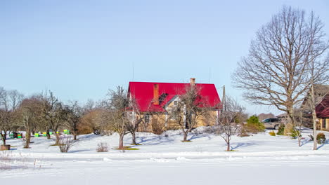 冬天白葉樹木的雪地風景上,在住宅小屋上空的白天到夜晚時間延遲