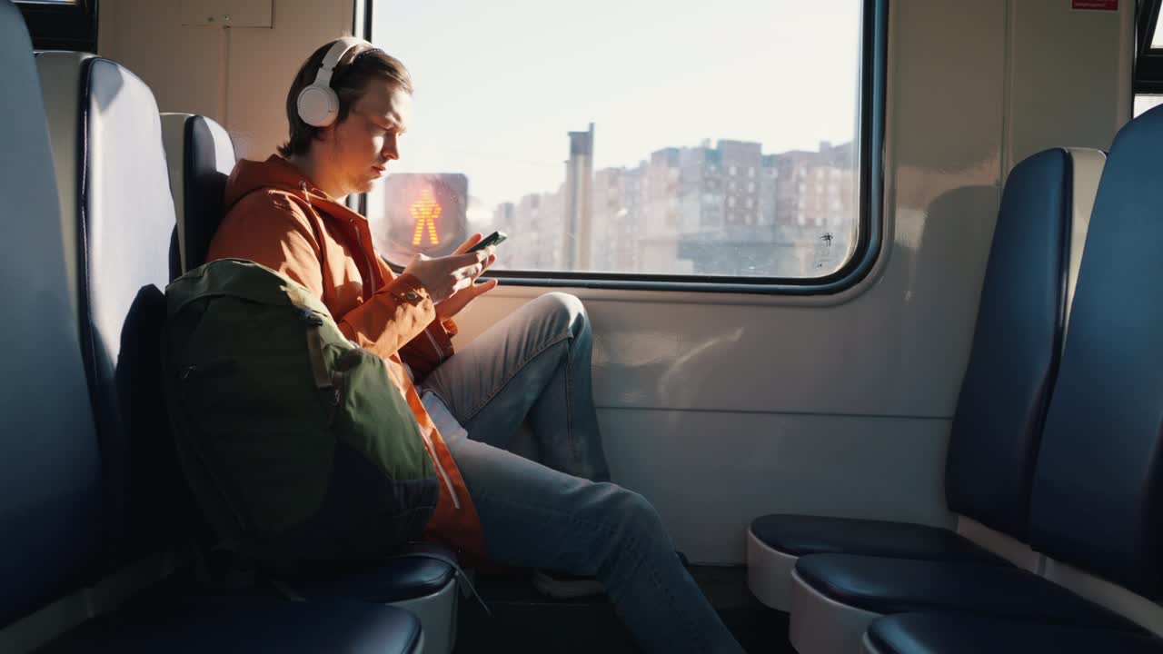 joven viaja solo en tren eléctrico con mochila