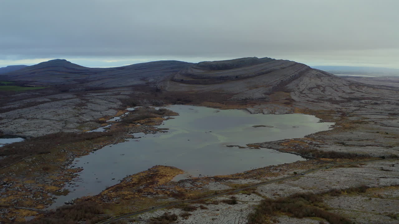 에어리얼 푸시 인 (aerial push-in) 은 아일랜드의 버렌 (burren) 에 있는 멀라그모어 (mullaghmore) 의 광활한 전망을 포착하고 있습니다.